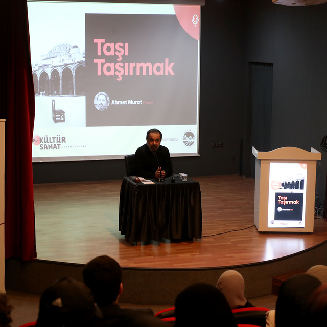 Yazar Özel, Sakarya'da söyleşiye katıldı