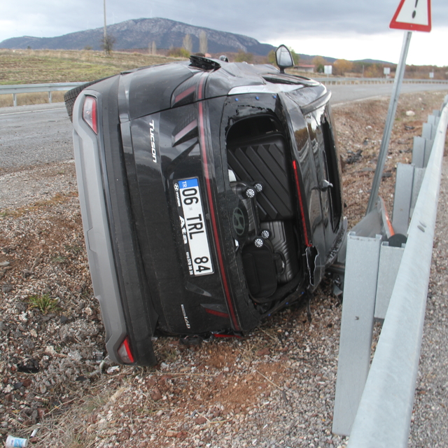 Konya'da bariyerlere çarparak devrilen otomobildeki 3 kişi yaralandı