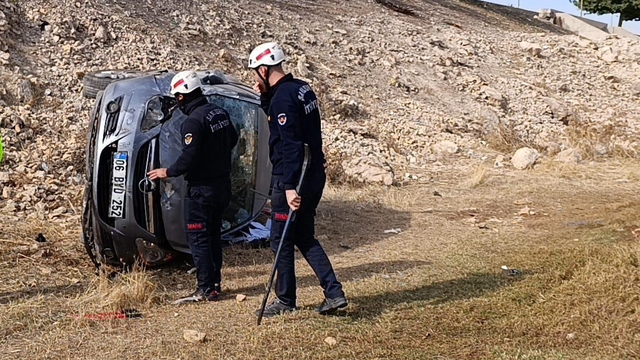 Şanlıurfa'da şarampole devrilen otomobildeki 3 kişi yaralandı