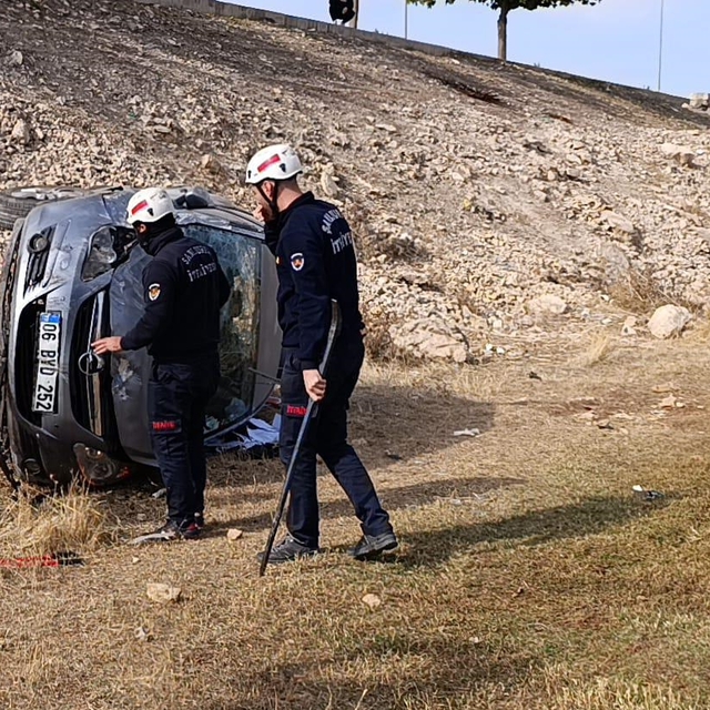 Şanlıurfa'da şarampole devrilen otomobildeki 3 kişi yaralandı