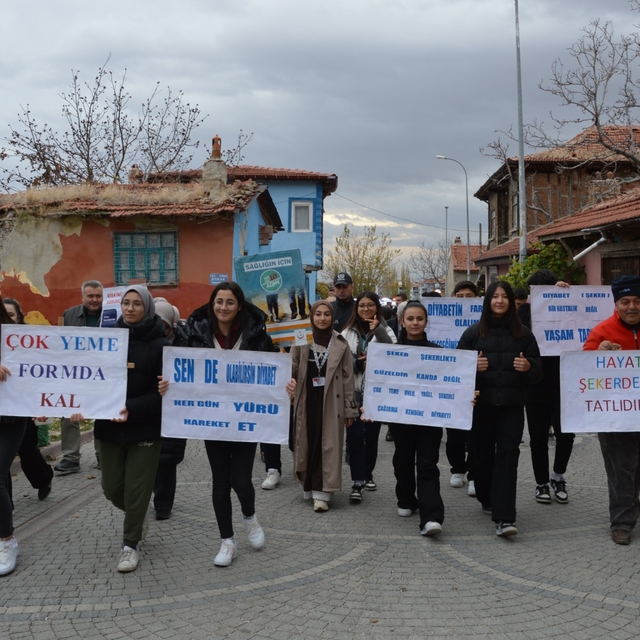 Sivrihisar'da, sağlık yaşama yürüyüşle dikkati çektiler