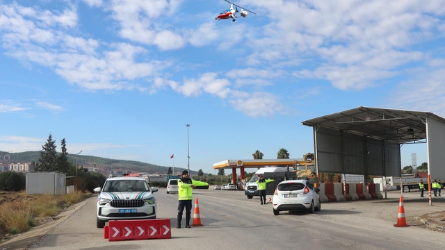 Osmaniye'de jandarma ekipleri "cayrokopter" ile trafik denetimi yaptı