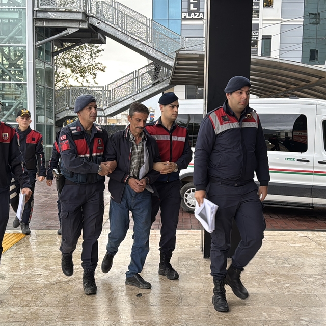 Alanya'da otomobiliyle geri manevra yaparken eşine çarpıp ölümüne neden ola...