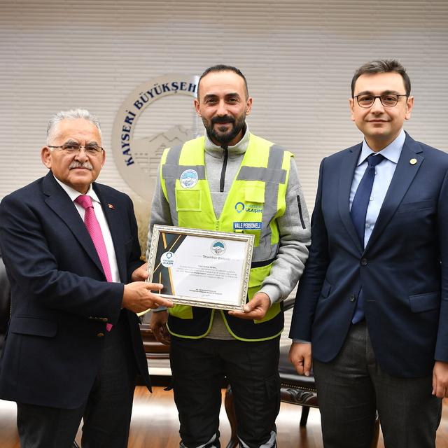 Büyükkılıç'tan Heimlich manevrası ile bir genci kurtaran personele teşekkür...