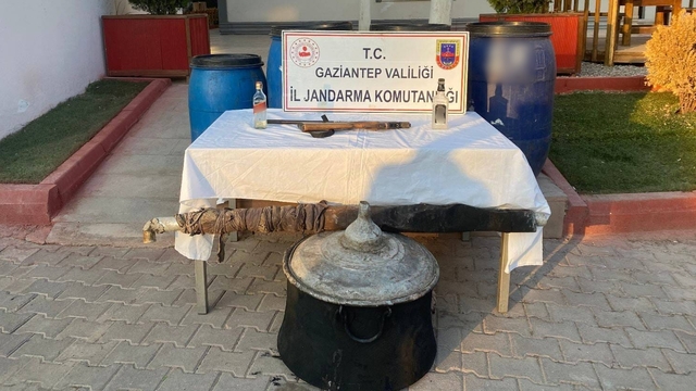 Gaziantep'te evinde sahte alkol üreten şüpheli yakalandı