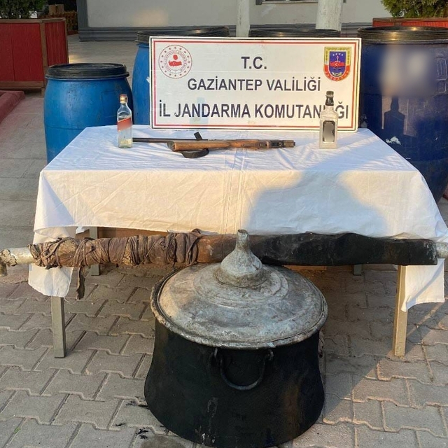 Gaziantep'te evinde sahte alkol üreten şüpheli yakalandı