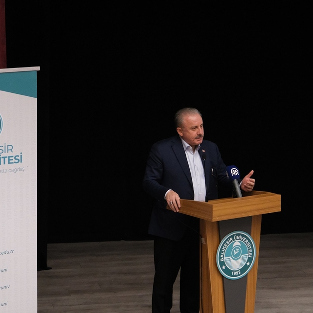Eski TBMM Başkanı Şentop, Balıkesir'de "Hayat, Siyaset ve Hukuk" başlıklı k...