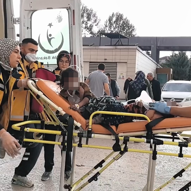 Evde yangın çıkaran çocukları, itfaiye ekipleri kurtardı