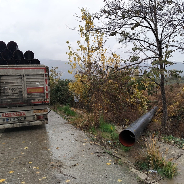TIR dorsesindeki boruların üzerine çıkan işçi düşerek ağır yaralandı