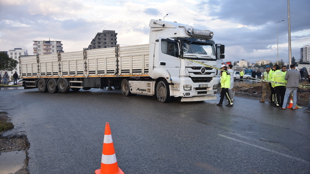 Şanlıurfa'da tırın çarptığı elektrikli bisikletin sürücüsü öğretmen öldü