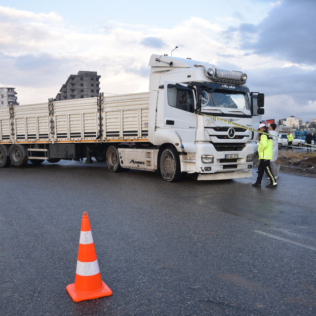 Şanlıurfa'da tırın çarptığı elektrikli bisikletin sürücüsü öğretmen öldü