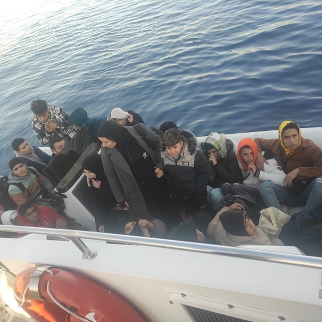 Muğla açıklarında 22 düzensiz göçmen yakalandı