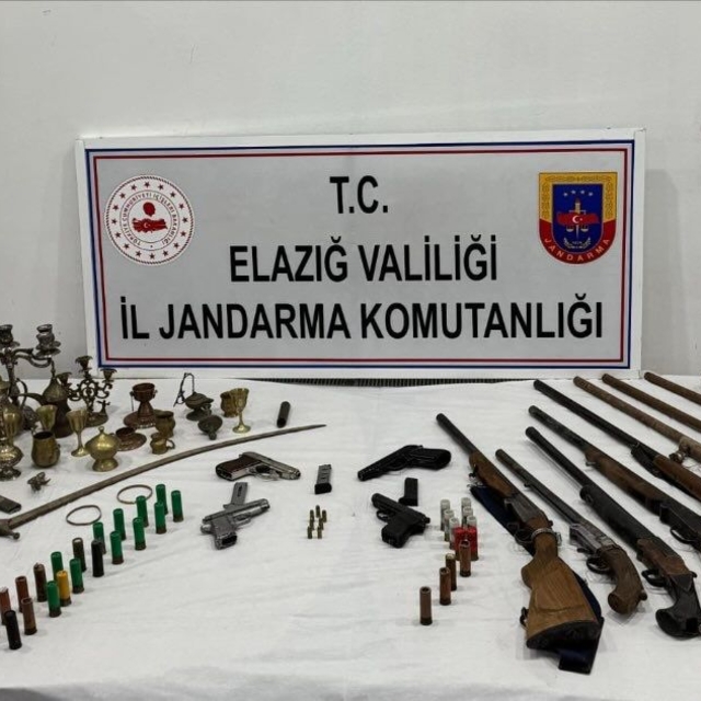 Elazığ'da 12 ruhsatsız silah ve tarihi eser niteliğinde 30 obje ele geçiril...