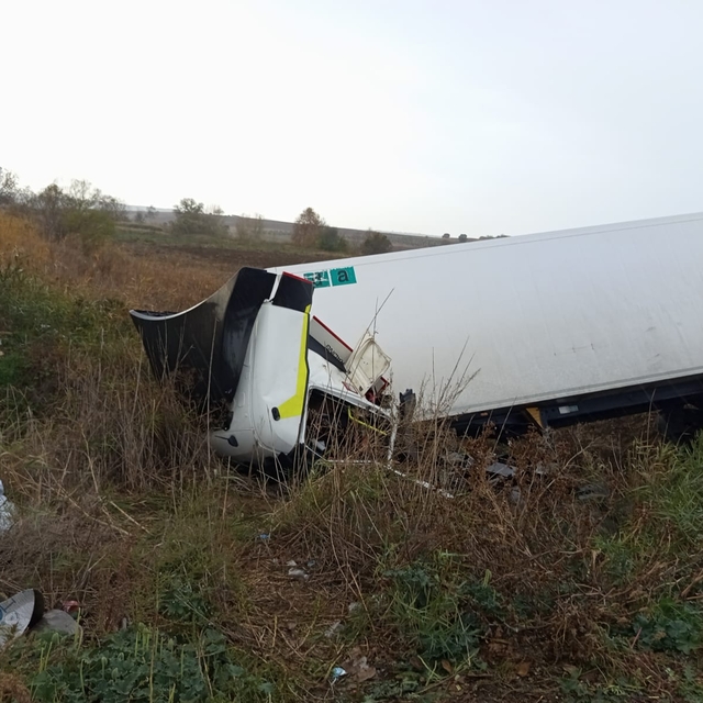 Karacabey'de devrilen tırın sürücüsü yaralandı