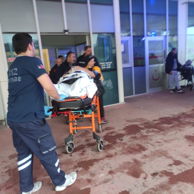 Orhangazi'de tırın kasasındaki boruların üzerinden düşen işçi yaralandı