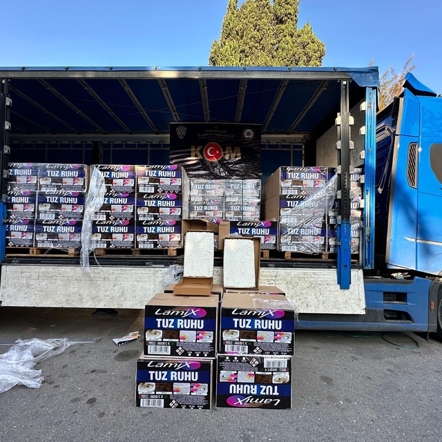 TIR'da temizlik malzemesi kolilerine gizlenmiş 2,5 milyon dolu makaron ele...