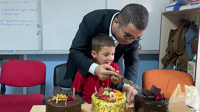 Kağızman Kaymakamı'ndan köydeki çocuğa doğum günü sürprizi