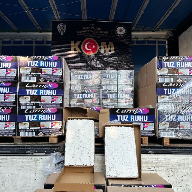 İzmir'de içi doldurulmuş 2 milyon 436 bin makaron ele geçirildi