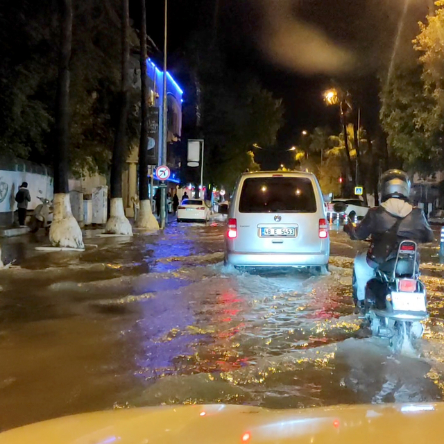 Fethiye'de şiddetli yağış su baskınlarına neden oldu