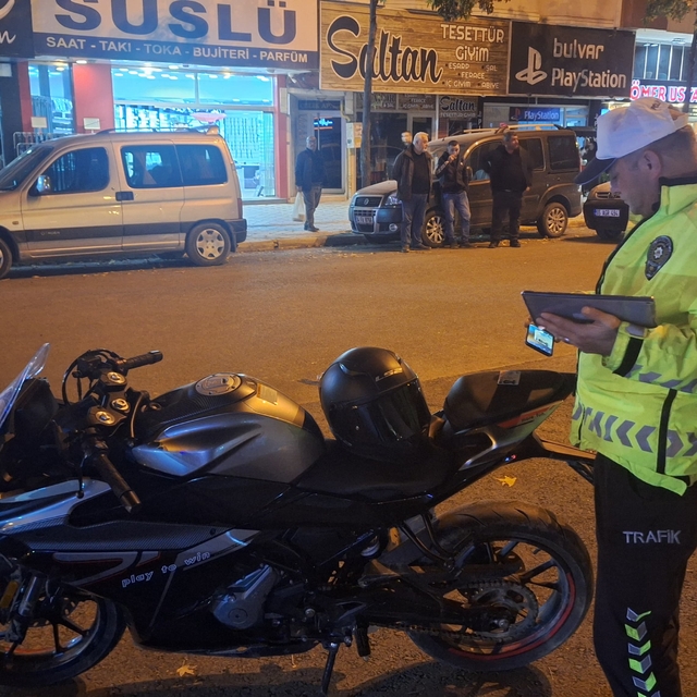 Samsun'da motosiklet yayaya çarptı, 2 kişi yaralandı