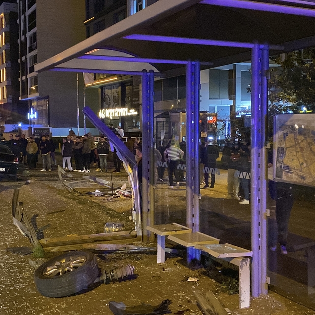 Samsun'da otomobil otobüs durağına çarptı, 3 üniversite öğrencisi yaralandı