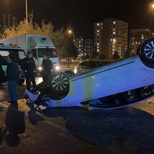 Kayseri'de 3 otomobilin karıştığı trafik kazasında 4 kişi yaralandı