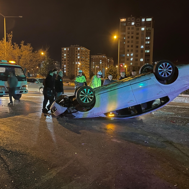 15 yaşındaki sürücünün kullandığı otomobil, kırmızı ışıktaki 2 otomobile ça...