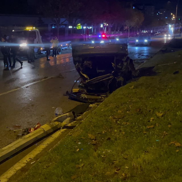 Bursa'da otomobil, aydınlatma direğine çarpıp takla attı: 2 yaralı
