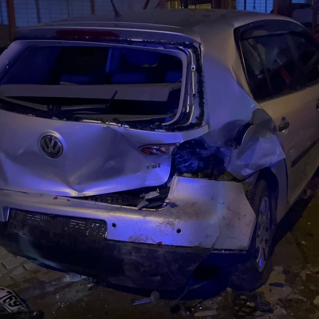 Park halindeki araçlara çarpıp kaçan sürücünün otomobilinde boş alkol şişel...