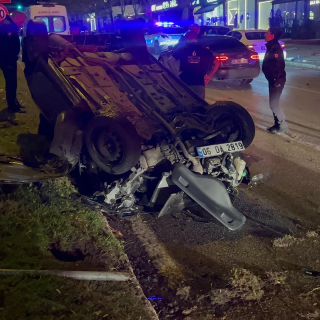 Bursa'da aydınlatma direğine çarpan otomobildeki 2 kişi yaralandı