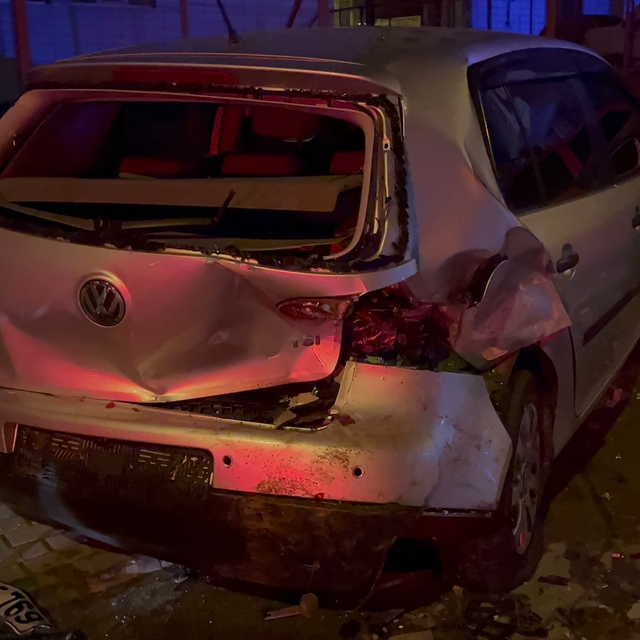 Bursa'da park halindeki üç araca çarpan otomobilin sürücüsü kaçtı