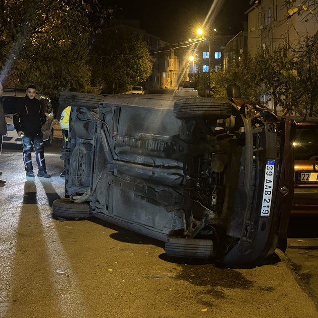 Kırklareli'nde park halindeki iki otomobile çarpan sürücü aracını bırakıp k...
