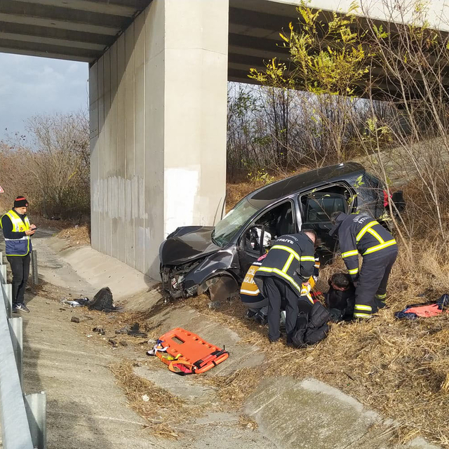 Üst geçidin ayağına çarpan otomobilin sürücüsü Kırklarelispor futbolcusu Ce...