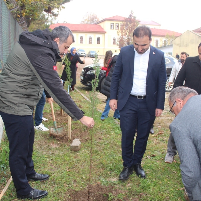 Vezirköprü'de şehit ve vefat eden öğretmenler anısına fidan dikildi