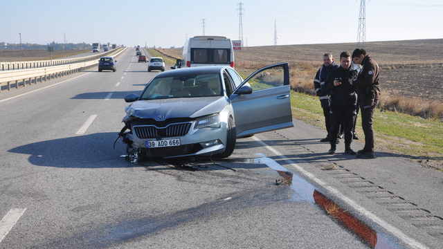 Kırklareli'nde bariyere çarpan otomobilin sürücüsü yaralandı
