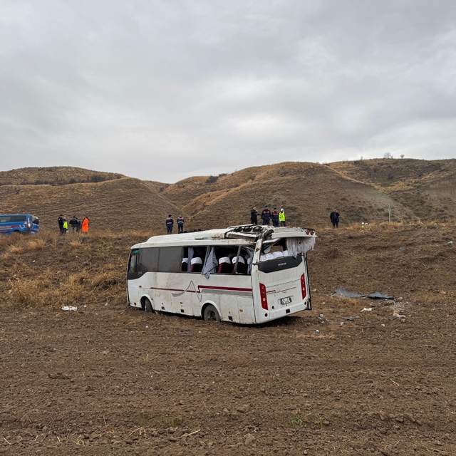 Çankırı'da cenazeye gidenlerin bulunduğu midibüs devrildi, 29 kişi yaraland...