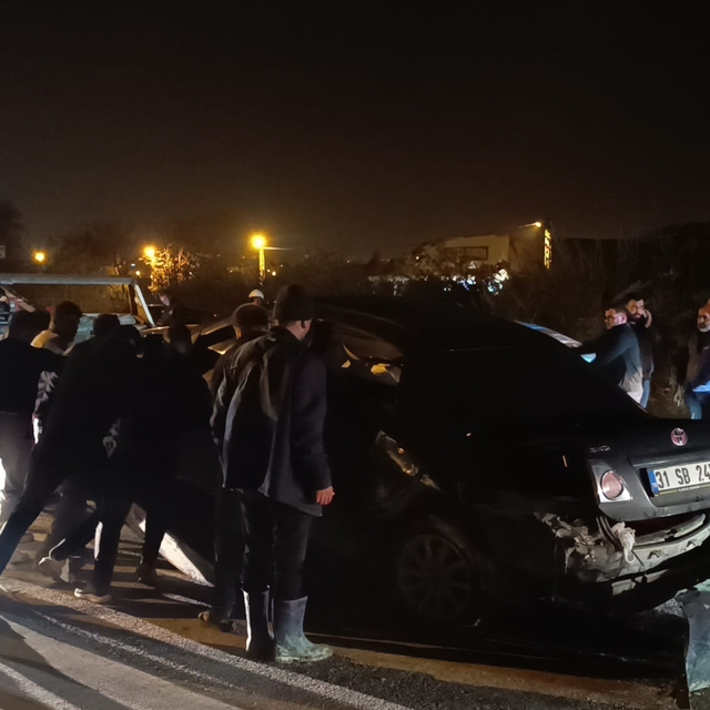Samandağ'da iki otomobilin çarpıştığı kazada 1 kişi yaralandı