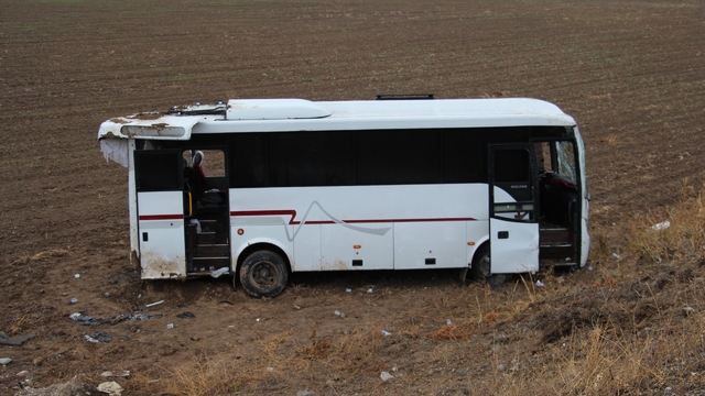 Cenazeye gidenleri taşıyan midibüs, şarampole devrildi: 29 yaralı