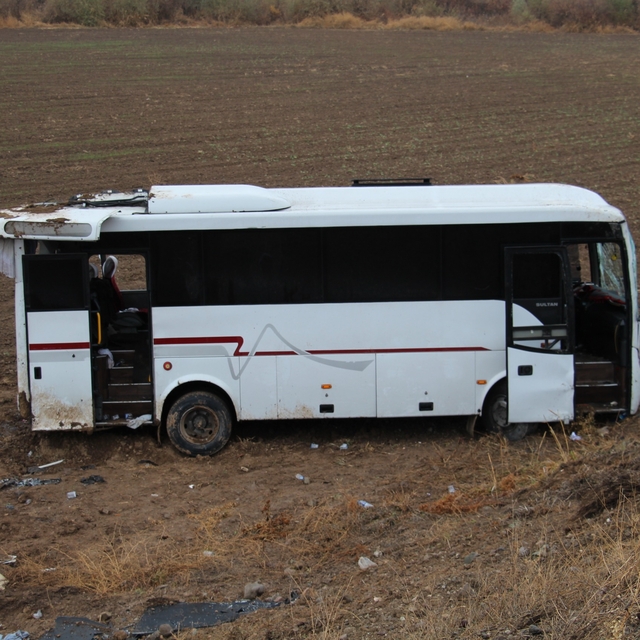 Cenazeye gidenleri taşıyan midibüs, şarampole devrildi: 29 yaralı