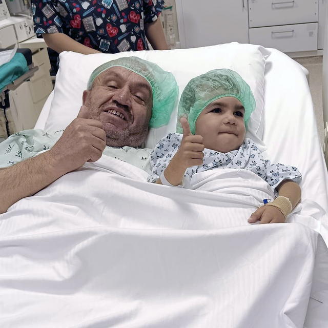 Dede ve torun böbrek nakli için ameliyathaneye aynı sedyede girdi