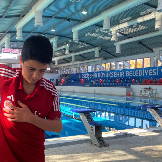 Serebral palsili para yüzücü günde 9 kilometre kulaç atıyor