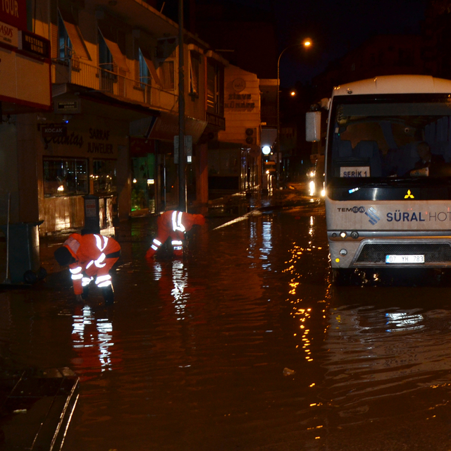 'Turuncu' kod uyarısı yapılan Antalya'da sağanak yaşamı olumsuz etkiledi