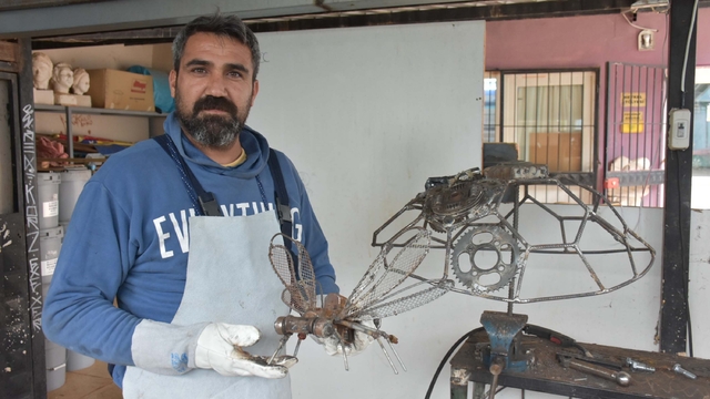 Atık malzemeleri heykele dönüştürdü