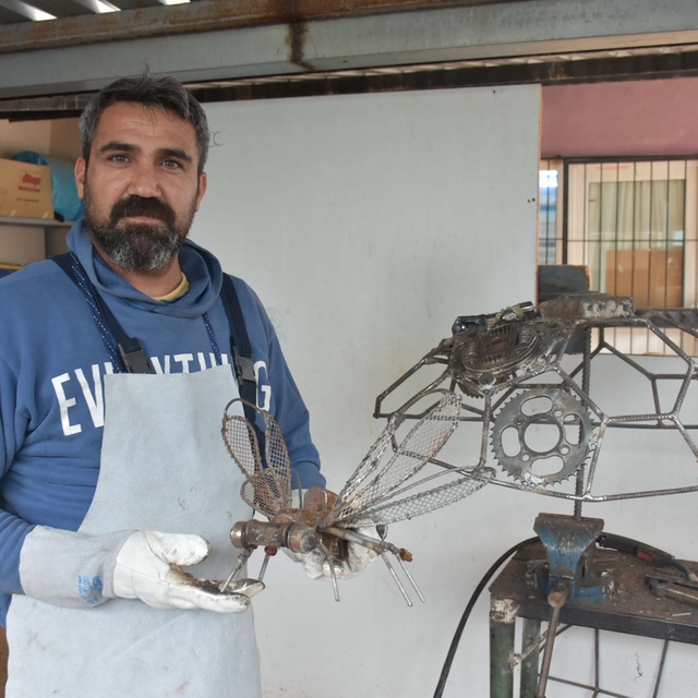 Atık malzemeleri heykele dönüştürdü
