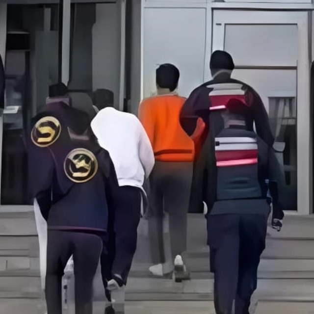 Mersin'de markete bakan kişiyi rehin alıp kasayı soyan 2 zanlı tutuklandı