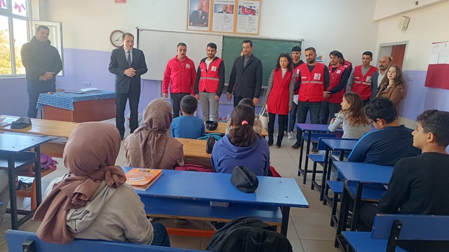 Türk Kızılay Baskil'de köy çocuklarına giysi desteği sundu