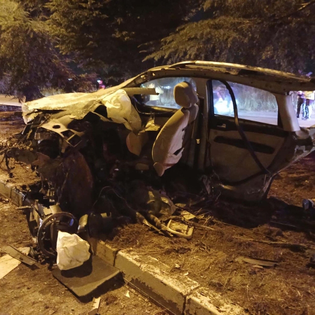 Ağaca çarpan otomobil ikiye bölündü, sürücü öldü