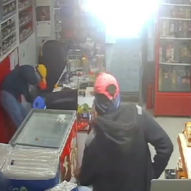 Markette bıçaklı gasp kamerada