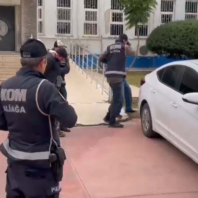 İzmir'de silah ve uyuşturucu kaçakçılığı operasyonunda 4 tutuklama