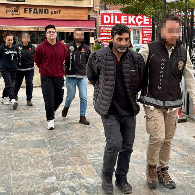 Eskişehir'deki polis baskınında şüphelinin uyuşturucu dolu poşeti balkondan...